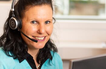 Esther Tschumi am Telefon.