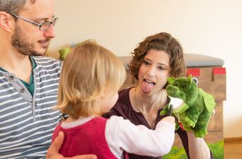 Dr. med. Nora Rufener bei einer Racheninspektion.