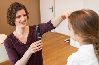 Dr. med. Nora Rufener bei der Augenkontrolle