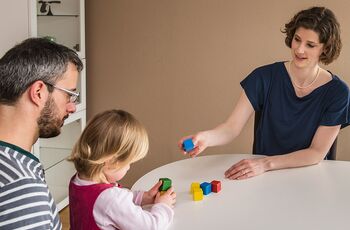 Dr. med. Nora Rufener bei der Entwicklungskontrolle.