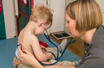Dr. med. Maja Saurer beim Abhören der Lunge