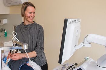 Dr. med. Maja Saurer beim Hüftultraschall.